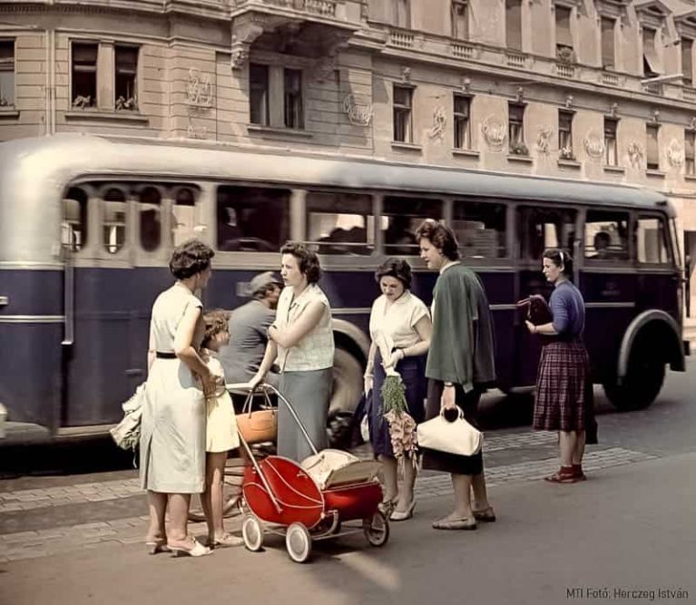 Egy '60-as évekre jellemző felvétel a Blaha Lujza térnél a Rákóczi úton.