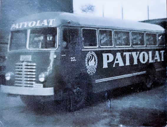 Egy igen erősen átalakított Ikarus 30-as. A "származása" vitatott, de se kopoltyú, se tetőablak, se ködlámpa, stb.A kép minőségéért elnézést!