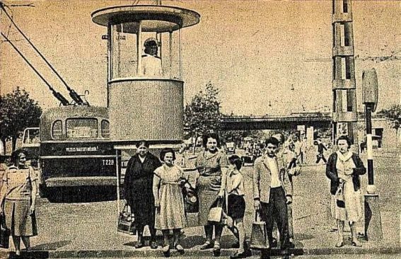 A T229-es (valószínűleg) a Thököly úti végállomáson.A felvétel további érdekessége, hogy a rendőraz egyik osztálytársam Mamája, Iván Béláné.