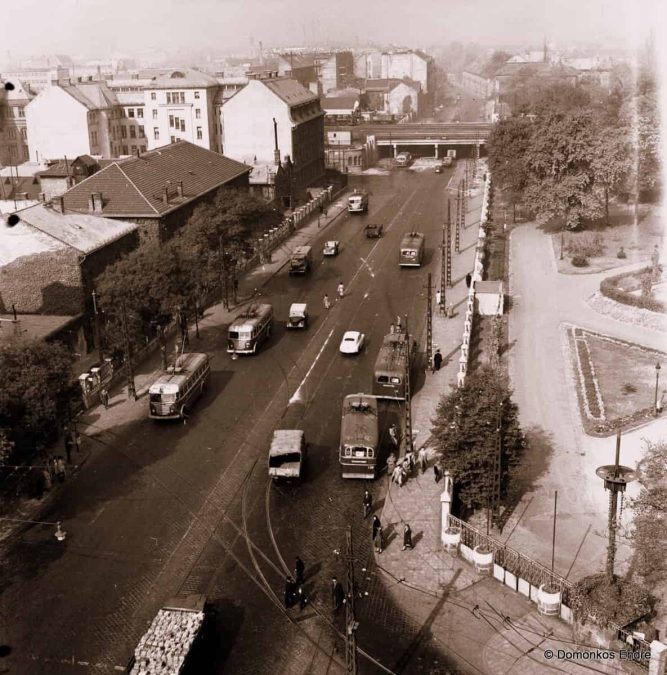 Kilátás a Szépművészeti Múzeumból a Dózsa György úti aluljáró felé, jobbra az Állatkert