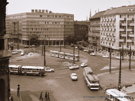 A Baross téren 1967-ben, a  73-as viszonylaton.