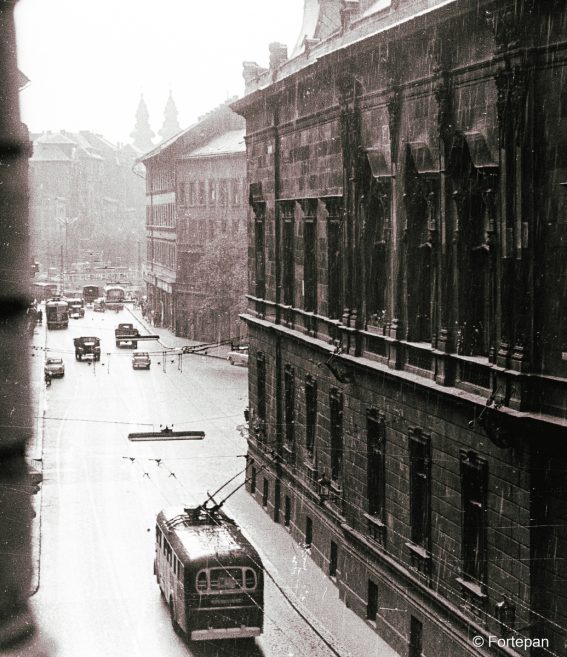 1964.Baross utca a Kálvin tér felé nézve, jobbra a Wenckheim-palota, Fővárosi Szabó Ervin Könyvtár épülete.Mészáros Zoltán felvétele