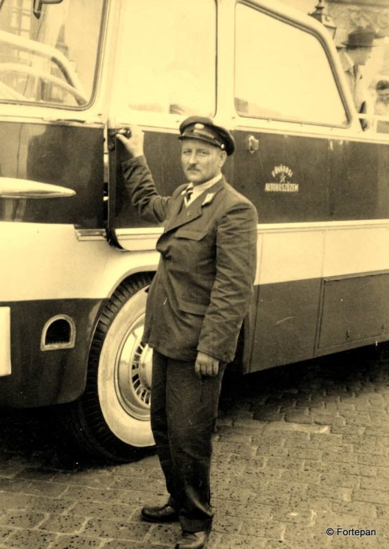 Ez az 1962-es fotó még az "eredeti kabriót" mutatja az "eredeti" sofőrjével!