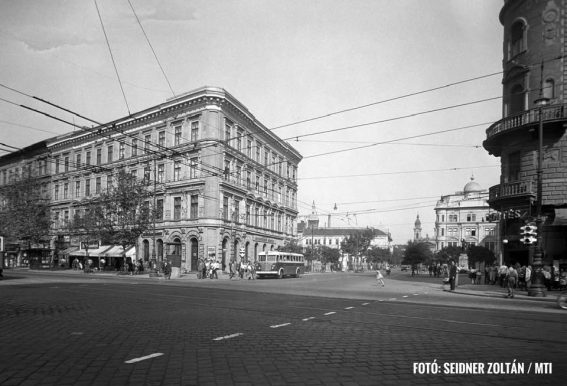 Baross utca, József krt. kereszteződése.